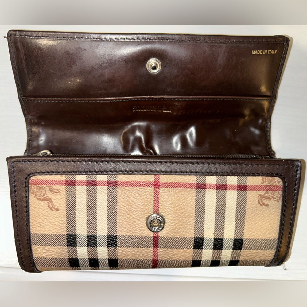 Timeless Burberry Wallet - Picture 7 of 12